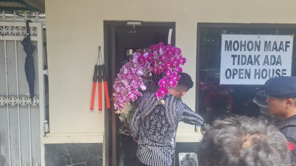 Bunga Anggrek Jokowi untuk Megawati yang Ulang Tahun ke-77