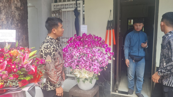 Bunga Anggrek Jokowi untuk Megawati yang Ulang Tahun ke-77