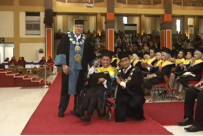 Kisah Inspirasi 2 Wisudawan Difabel UB, Keterbatasan Fisik Bukan Halangan untuk Berprestasi