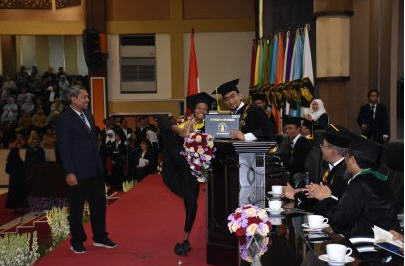 Kisah Inspirasi 2 Wisudawan Difabel UB, Keterbatasan Fisik Bukan Halangan untuk Berprestasi