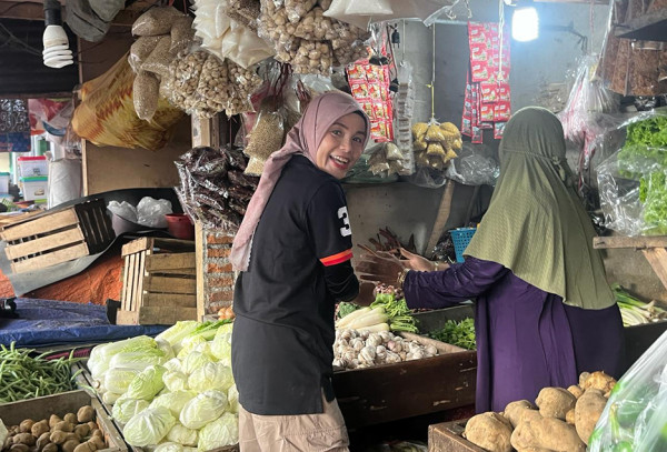 Cek Harga Pangan, Ini Potret Atikoh Ganjar Blusukan ke Pasar Induk Bondowoso