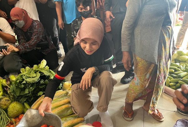 Cek Harga Pangan, Ini Potret Atikoh Ganjar Blusukan ke Pasar Induk Bondowoso