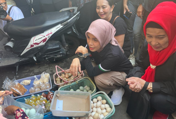 Cek Harga Pangan, Ini Potret Atikoh Ganjar Blusukan ke Pasar Induk Bondowoso