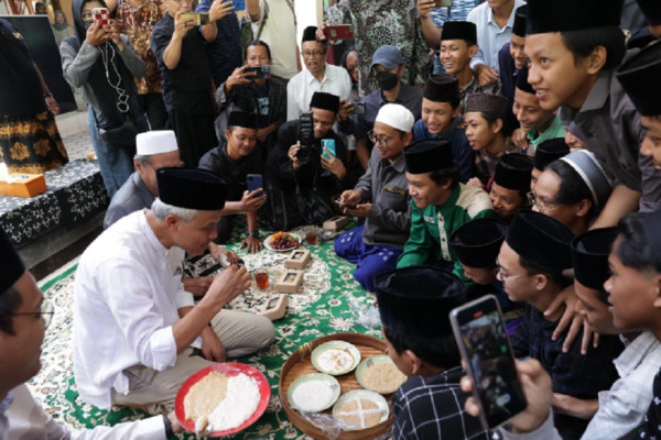 Ganjar Sowan ke Ponpes An Nur Bantul, Makan Bubur Lesehan Bareng Ribuan Santri
