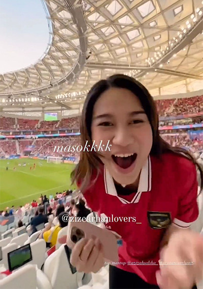 4 Potret Azizah Salsha Nonton Laga Suami Bersama Timnas Indonesia Lewan Jepang di Qatar