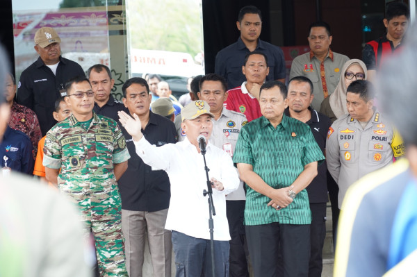 Gubernur Sugianto Sabran Melepas Bantuan untuk Korban Banjir di Wilayah Kalteng