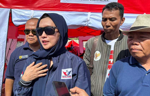 Rasakan Kepedihan Korban Bencana Longsor, Caleg Partai Perindo Teteskan Air Mata