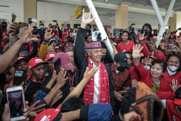 Kunjungan ke Ruteng NTT, Ganjar Disambut Tokoh Adat hingga Dibalutkan Songke Manggarai
