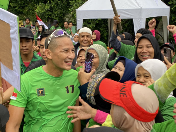 Sandiaga Uno Beri Hadiah Sepatu Lari ke Driver Ojol untuk Semangati Anak Muda