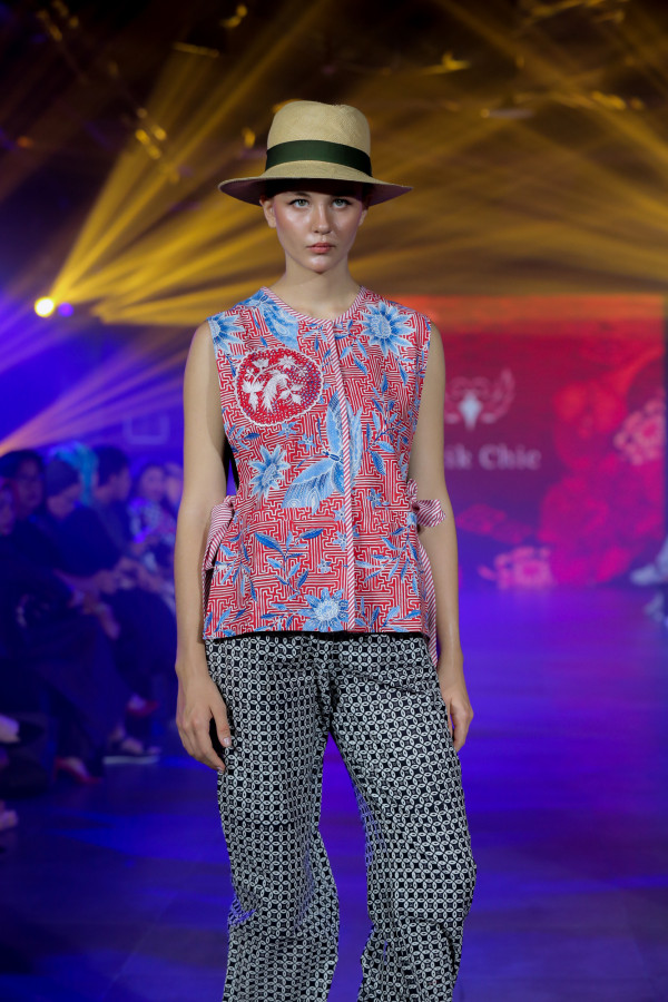 Batik Chic Sambut Imlek dengan Koleksi Perpaduan Tenun di JFT 2024