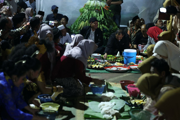 Hadiri Ruwatan Rajab, Ganjar Pranowo Cicipi Nasi Berkat Bareng Warga