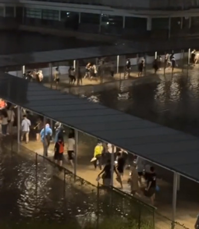 Konser Coldplay di Singapura Diwarnai Banjir, Penonton Pilih Nyeker saat Pulang