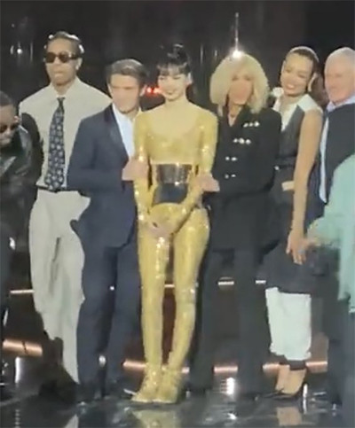 Outfit Lisa BLACKPINK di Konser Gala Des Pieces Jaunes 2024 Disebut Mirip Piala Oscar