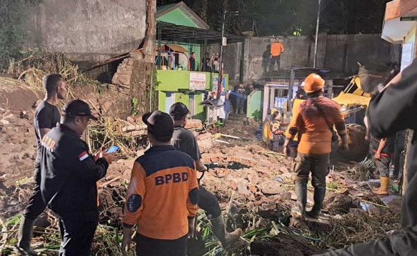 Tembok Pagar Hotel Berbintang Roboh Diterjang Hujan Deras