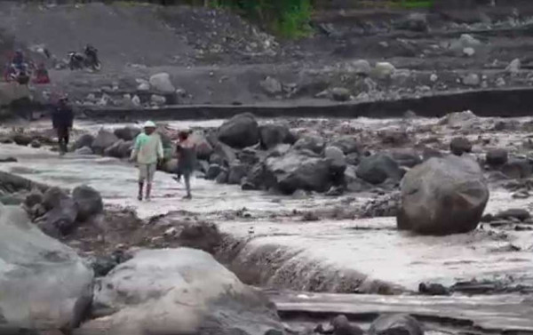 Detik-detik Banjir Lahar Semeru Terjang Jembatan, Warga Nekat Menerobos