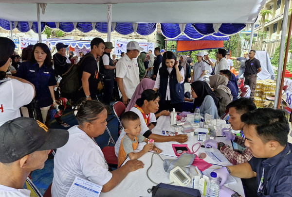 Turun ke Masyarakat, Liliana Tanoesoedibjo Bagi Minyak Goreng dan Beri Cek Kesehatan Gratis