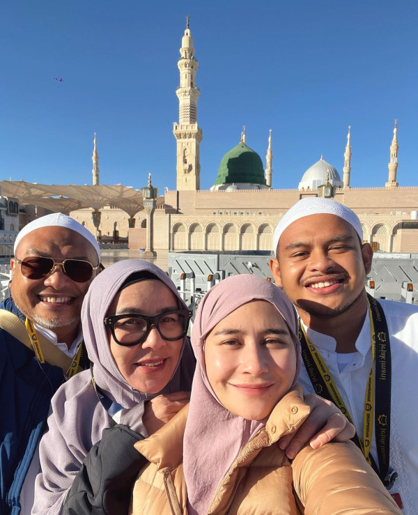 4 Potret Prilly Latuconsina Umrah Bareng Keluarga, Cantik Pakai Hijab