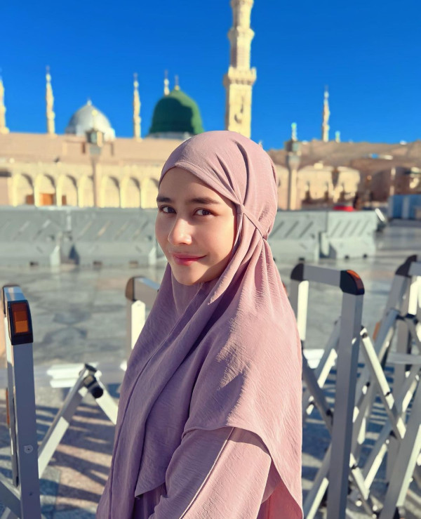 4 Potret Prilly Latuconsina Umrah Bareng Keluarga, Cantik Pakai Hijab
