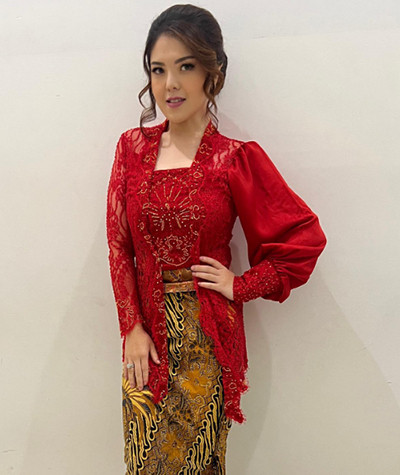 5 Ide Outfit Jelang Imlek ala Selebritas, Bernuansa Merah