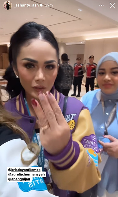 Nonton Debat Capres ke-5, Ashanty dan Krisdayanti Kompak Pakai Jaket Varsity