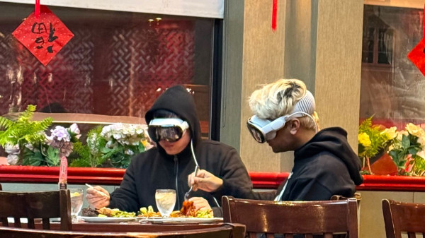 Apple Vision Pro: Viral di Tempat Umum, dari Mal hingga Gym, tapi Amankah?
