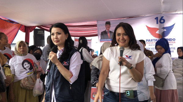 Momen Caleg Perindo Ira Miranti Dewi Sapa Warga Petukangan Utara