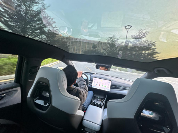 Benarkah Atap Kaca Panoramic BYD Seal Panas dan Bisa Pecah?