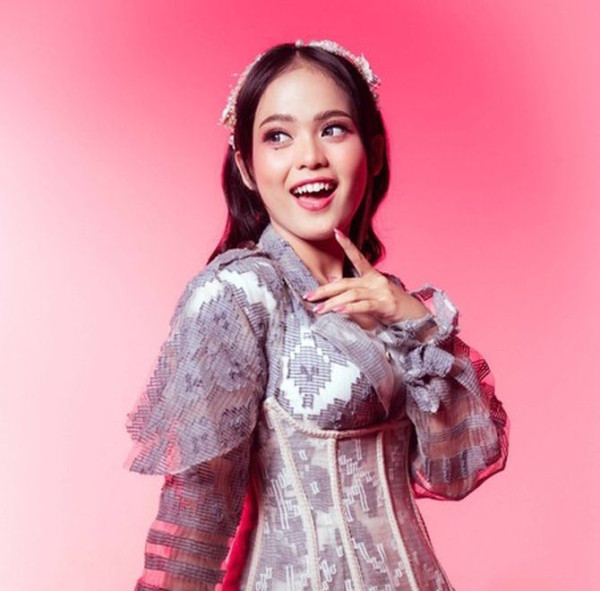 Putri Isnari Curhat Lewat Single Terbarunya Menggapai Cinta! Download GRATIS hanya di TREBEL!