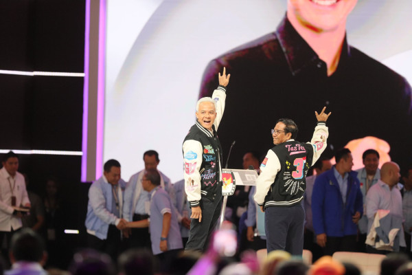 I Love You Jadi Makna Salam Tiga Jari Ganjar-Mahfud