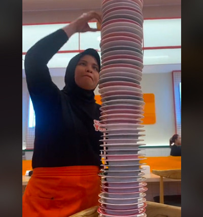 Viral! Sepasang Kekasih Habiskan Puluhan Porsi Sushi hingga Tumpukan Piring Sisa Wadahnya Capai 1 Meter