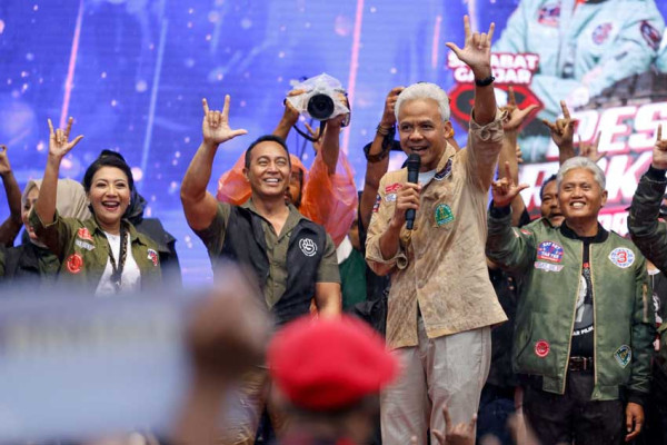 Intip Foto-Foto Serunya Ganjar Bakar Semangat Ribuan Relawan Magelang di Bawah Guyuran Hujan