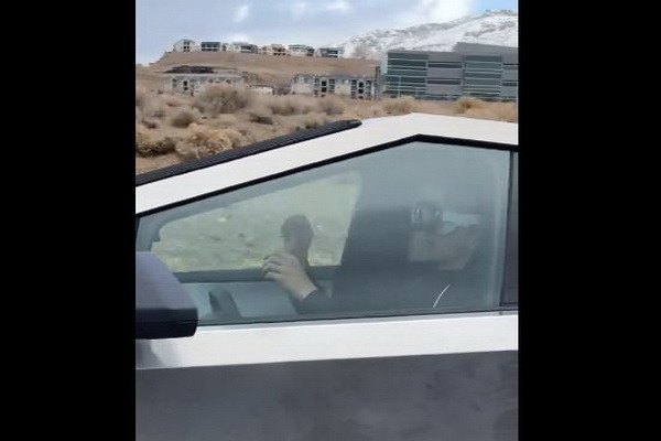 Heboh Pengemudi Cybertruck Berkendara Sambil Memakai Headset Apple Vision Pro