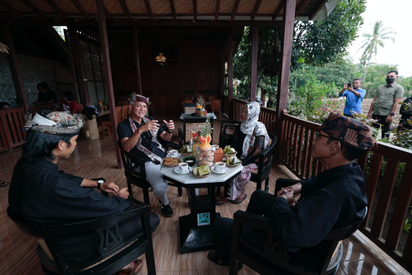 Ngopi Bareng Suku Osing Banyuwangi, Ganjar Komitmen Lindungi Budaya Masyarakat Adat