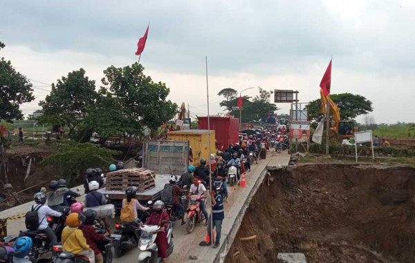 Tergerus Banjir, Jalur Tengah Semarang Blora Longsor Tersisa Satu Arah