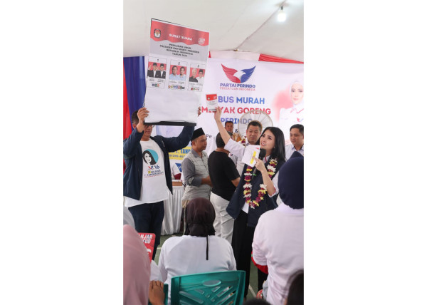 Sosialisasi di Tebet, Liliana Tunjukkan Cara Coblos Kertas Suara Pemilu 2024