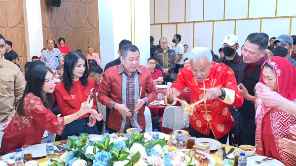 Momen Ganjar Pranowo dan HT Cicipi Yee Sang, Makanan Khas Imlek