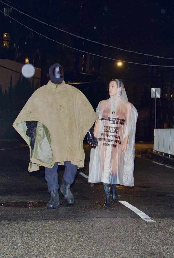 Bianca Censori Nyaris Tanpa Busana saat Jalan Bareng Kanye West, hanya Pakai Jas Hujan Transparan