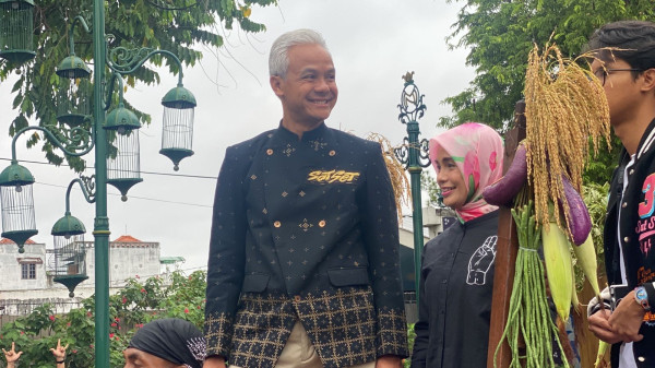 Ganjar-Mahfud Pakai Beskap Ramah Lingkungan di Kirab Hajatan Rakyat Solo