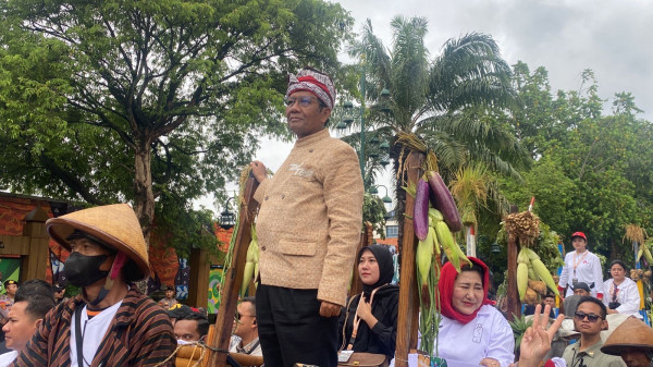 Ganjar-Mahfud Pakai Beskap Ramah Lingkungan di Kirab Hajatan Rakyat Solo