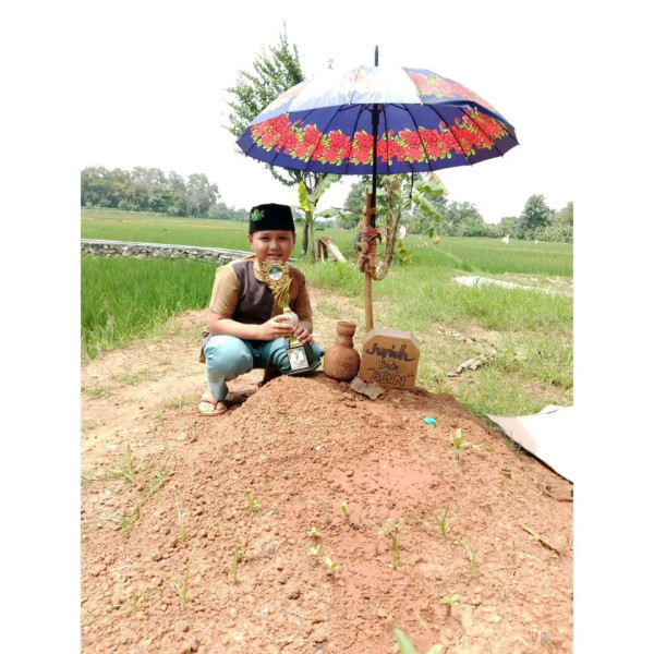 Viral! Momen Haru Bocah Curhat di Makam Ibunya Sambil Bawa Piala usai Menang Lomba Tahfidz