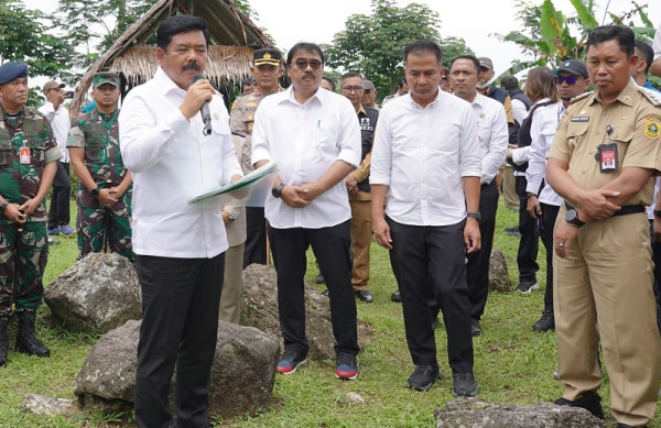 Menteri ATR/Kepala BPN Hadi Tjahjanto Serahkan Sertipikat Tanah di Kabupaten Bogor
