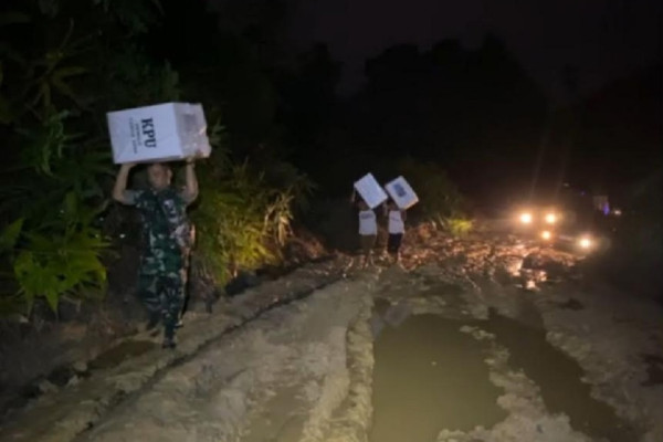 Jalan Susah Dilalui, Personel Polri dan TNI Panggul Logistik Pemilu