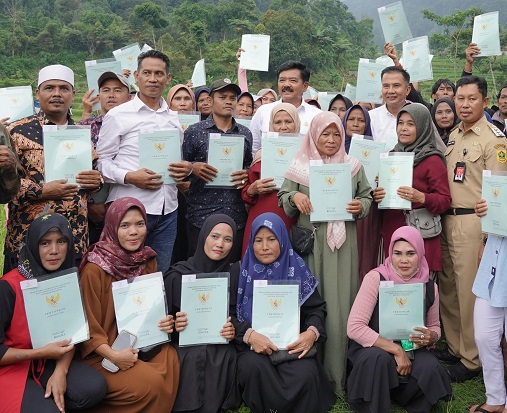 Kunjungi Desa Gunung Bunder, Menteri ATR/BPN Serahkan Sertifikat PTSL