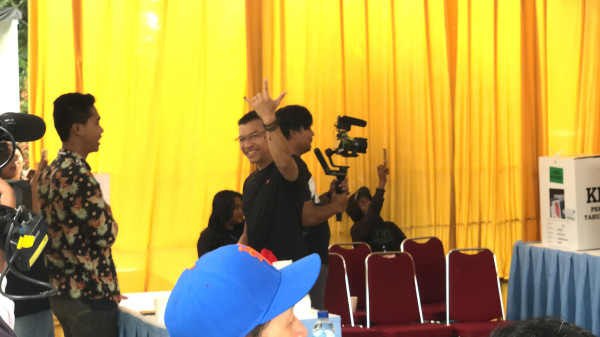 Anang Hermansyah Tunjukkan Salam Tiga Jari usai Nyoblos