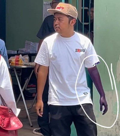 Cara Pria Ini Celupkan Tinta usai Nyoblos Viral, Bikin Geleng-Geleng Kepala