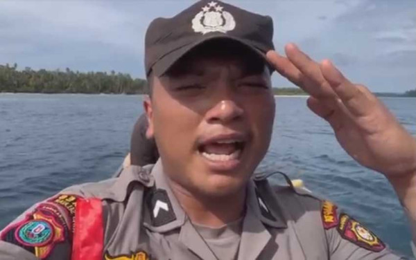 Viral, Polisi Terombang Ambing 4 Jam di Laut saat Kawal Kotak Suara