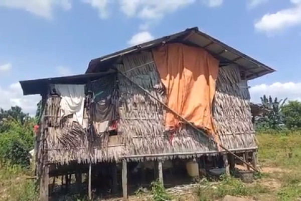 Memilukan, Keluarga Ini 5 Tahun Tinggal di Gubuk Daun Nipah dan Tak Tersentuh Bansos
