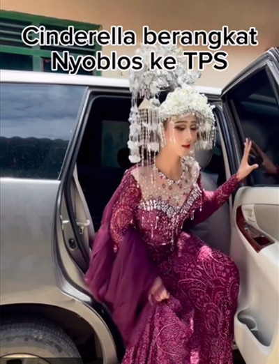 Viral! Penampilan Unik Perempuan Ini di Hari Percoblosan, Niat Banget Pakai Gaun Pengantin ke TPS