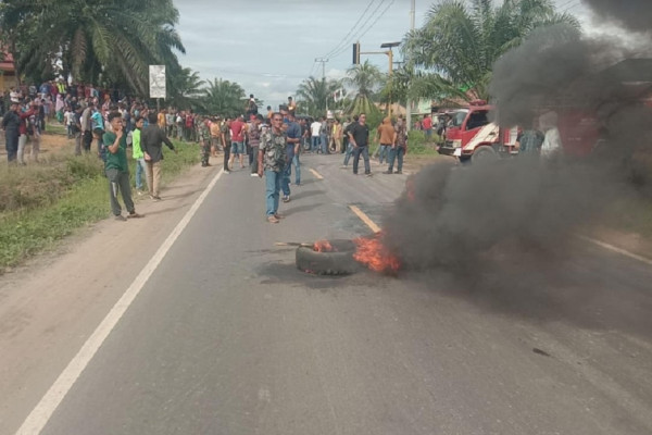 Protes Kecurangan Pemilu, Ratusan Warga Muratara Blokade Jalan Lintas Sumatera