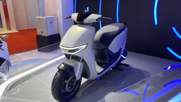 Deretan Motor Baru di IIMS 2024: BMW, Royal Enfield, hingga Skutik dengan Bodi Transparan